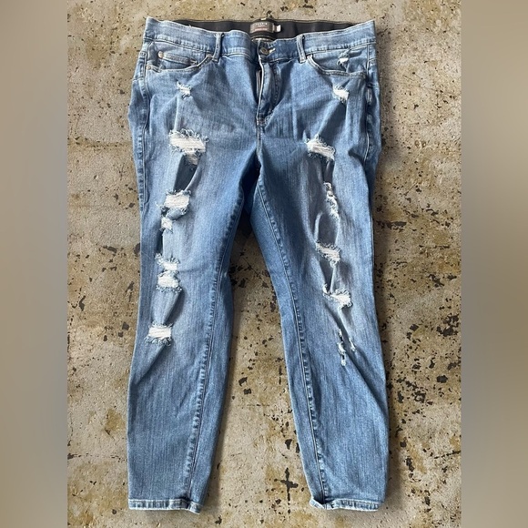 torrid Denim - Torrid Bombshell Distressed Medium Skinny Jeans with Premium Stretch Size 20S